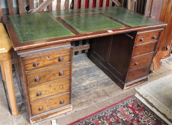 19th century mahogany pedestal desk, fitted reading/writing slope and green skiver (frieze drawer deficient) (51)